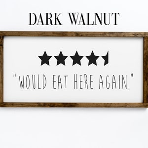 Może przedstawiać: Szkicowany znak z ciemnym orzechowym wykończeniem. Znak zawiera pięć czarnych gwiazdek i tekst "Would eat here again."