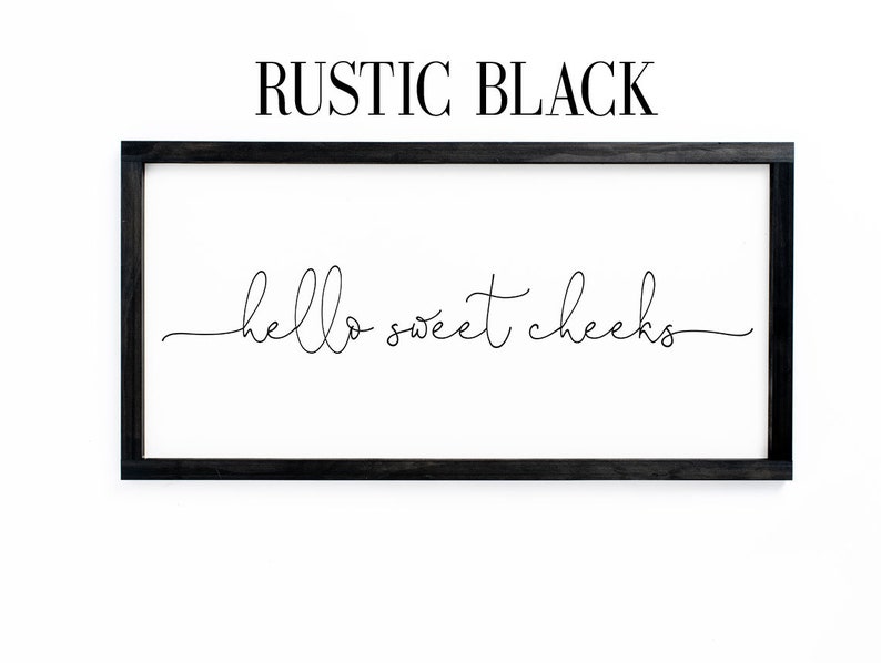 K&ouml;nnte beinhalten: Ein schwarzes gerahmtes Schild mit dem Text "hello sweet cheeks" in einer kursivschrift.