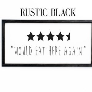 Może przedstawiać: Czarny, oprawiony znak z tekstem "RUSTIC BLACK" w białych literach. Pod tekstem wyświetlonych jest pięć czarnych gwiazdek, a następnie tekst "WOULD EAT HERE AGAIN."
