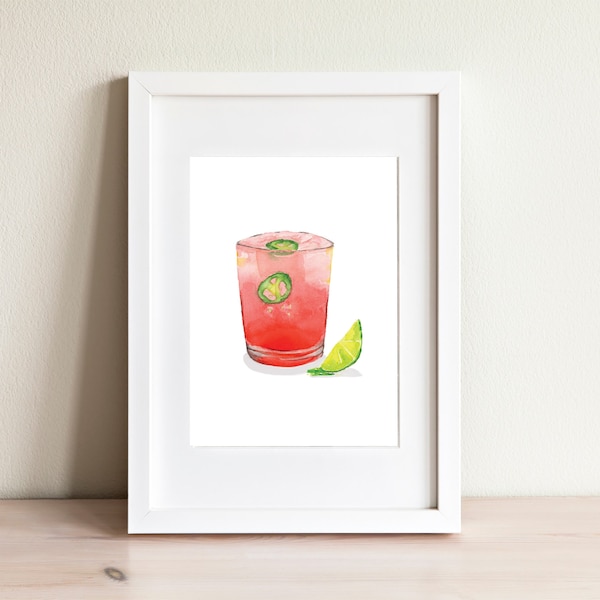 Puede incluir: Una pintura de acuarela de un cóctel rosa con rodajas de lima y jalapeño en un vaso. La bebida está sobre un fondo blanco.