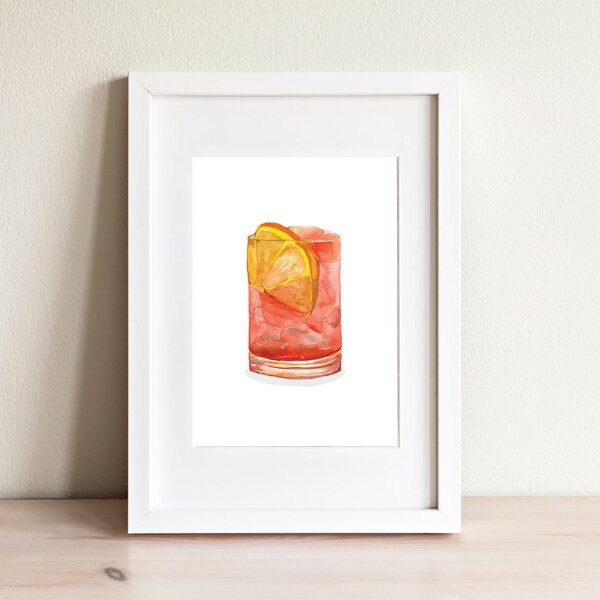 Puede incluir: Una pintura de acuarela de un cóctel rosa con una rodaja de naranja como guarnición en un vaso transparente. El cóctel está en un marco blanco.