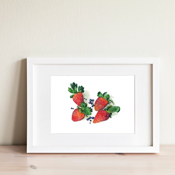 Puede incluir: Una pintura de acuarela de cuatro fresas rojas con hojas verdes y arándanos sobre un fondo blanco.