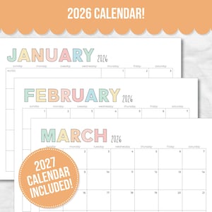 Può includere: Un calendario 2026 con pagine mensili per gennaio, febbraio e marzo con lettere color pastello per i nomi dei mesi. Un badge circolare arancione in basso a sinistra riporta 2027 CALENDAR INCLUDED! Il banner superiore recita 2026 CALENDAR!