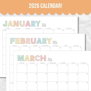 Könnte beinhalten: Ein Stapel von 2026 Kalendern mit den Monaten Januar, Februar und März. Jeder Monat ist in Pastellfarben mit dem Jahr 2026 dargestellt. Der Text "2026 CALENDAR!" befindet sich oben.