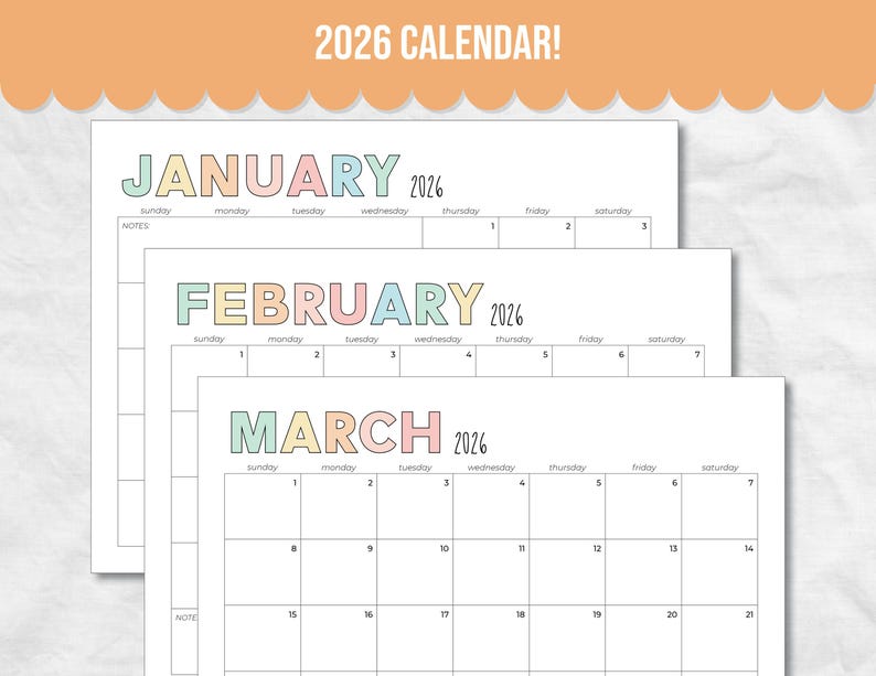 K&ouml;nnte beinhalten: Ein Stapel von 2026 Kalendern mit den Monaten Januar, Februar und M&auml;rz. Jeder Monat ist in Pastellfarben mit dem Jahr 2026 dargestellt. Der Text "2026 CALENDAR!" befindet sich oben.