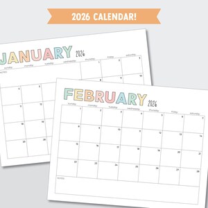 K&ouml;nnte beinhalten: Zwei Monatskalender 2026, Januar und Februar, mit pastellfarbenem Text. Das Wort "JANUAR" ist in Regenbogenfarben gehalten, und "FEBRUAR" ist in Pastellfarben gehalten. Die Kalender haben ein einfaches Rasterlayout mit Daten und Platz f&uuml;r Notizen.