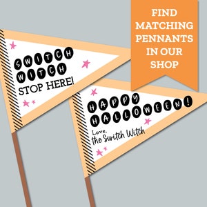 Puede incluir: Dos banderas de pennant naranja y blanco con rayas negras. La primera bandera dice "Switch Witch Stop Here!" con estrellas rosas. La segunda bandera dice "Happy Halloween!" con estrellas rosas y el texto "Love, the Switch Witch".