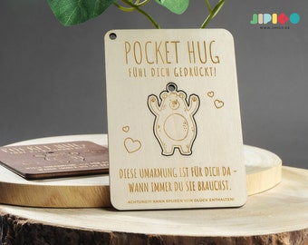 Pocked hug, Taschen Umarmung,Geschenkidee | graviertes Geschenk, Postkarte aus Holz.