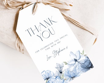 Op de afbeelding: Witte bedankkaart met blauwe aquarelbloemen en de tekst "Bedankt" en "Voor het vieren van deze speciale tijd met mij! Liefs, Stephanie x".