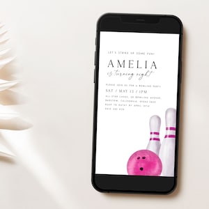 Op de afbeelding: Een witte en zwarte smartphone die een roze en witte bowling-thema-verjaardagsuitnodiging voor Amelia's 8e verjaardag laat zien. De uitnodiging bevat de datum, tijd en locatie van het feest. RSVP-informatie is ook inbegrepen.
