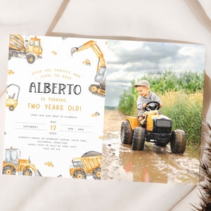 Pode incluir: Um convite de aniversário de veículo de construção amarelo e preto com uma foto de um menino pequeno dirigindo um trator de brinquedo. O convite diz "Pare o tráfego e feche a estrada, Alberto está fazendo dois anos!" e inclui a data, a hora e o local da festa.