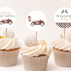 Szablon nakładki na babeczki na Baby Shower w kształcie samochodu wyścigowego. Dekoracje na imprezę Baby Shower w kształcie samochodu wyścigowego Edytowalne naklejki na babeczki Baby Shower R9 R7