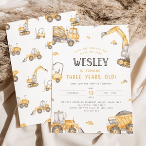 Könnte beinhalten: Geburtstagseinladung mit Bau-Thema. Das Design zeigt Aquarell-Illustrationen von gelben Baumaschinen. Der Text lautet "Wesley wird drei Jahre alt!" und enthält die Details der Veranstaltung.