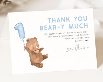 Pode incluir: Um cartão de agradecimento com uma ilustração em aquarela de um urso marrom segurando um balão azul com o número 1. O cartão diz "Obrigado, urso" e "Com amor, Oliver".