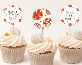 Peut inclure: Trois cupcakes avec un glaçage blanc et un topping de chocolat blanc. Chaque cupcake est surmonté d'un topper rond sur le thème de la pizza avec un design différent. Un topper dit "Joyeux anniversaire Noah", un autre dit "La fête de la pizza de Noah", et le troisième a un motif de tranches de pizza.