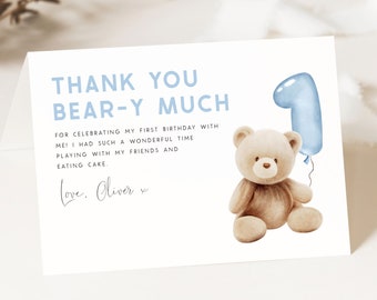 Pode incluir: Um cartão de agradecimento com uma ilustração em aquarela azul e branca de um urso de pelúcia segurando um balão azul número um. O cartão diz "Obrigado, ursinho" e tem uma mensagem escrita à mão que diz "Por celebrar meu primeiro aniversário comigo! Tive um tempo maravilhoso brincando com meus amigos e comendo bolo. Com amor, Oliver."