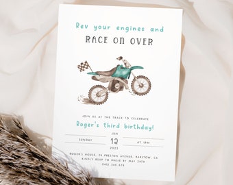 Op de afbeelding: Een verjaardagsuitnodiging met een cartoonillustratie van een motorcrossmotor. De uitnodiging is voor de derde verjaardag van Roger en bevat de tekst "Rev your engines and RACE ON OVER".