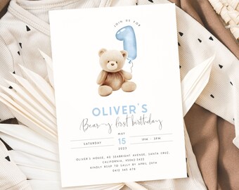 Op de afbeelding: Een blauwe en witte uitnodigingskaart met een teddybeer die een blauwe ballon in de vorm van het nummer één vasthoudt. De tekst op de kaart luidt: "Doe mee met ons voor Oliver's Bear-y eerste verjaardag, zaterdag 15 mei 2023, 13:00 - 15:00 uur, Oliver's House, 60 Seabright Avenue, Santa Cruz, Californië, 95062-3422, Graag RSVP aan Sally vóór 29 april, 0412 345 678."