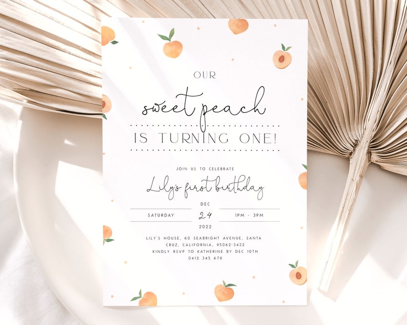 Op de afbeelding: Een uitnodiging voor een eerste verjaardag met een perzikthema op een witte achtergrond met perzikillustraties. De tekst luidt "Onze lieve perzik wordt &eacute;&eacute;n!" en bevat de datum, tijd en locatie van het feest.