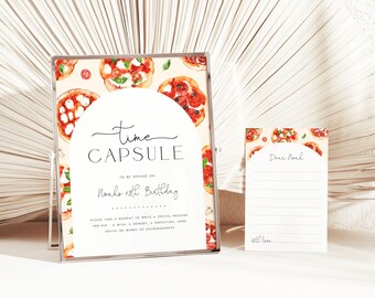Può includere: Un cartello per capsula del tempo in acrilico trasparente e una carta abbinata. Il cartello e la carta presentano uno sfondo a motivi di pizza. Il cartello recita "time CAPSULE" e "Noah's 18th Birthday". La carta è a righe e dice "Dear Noah".