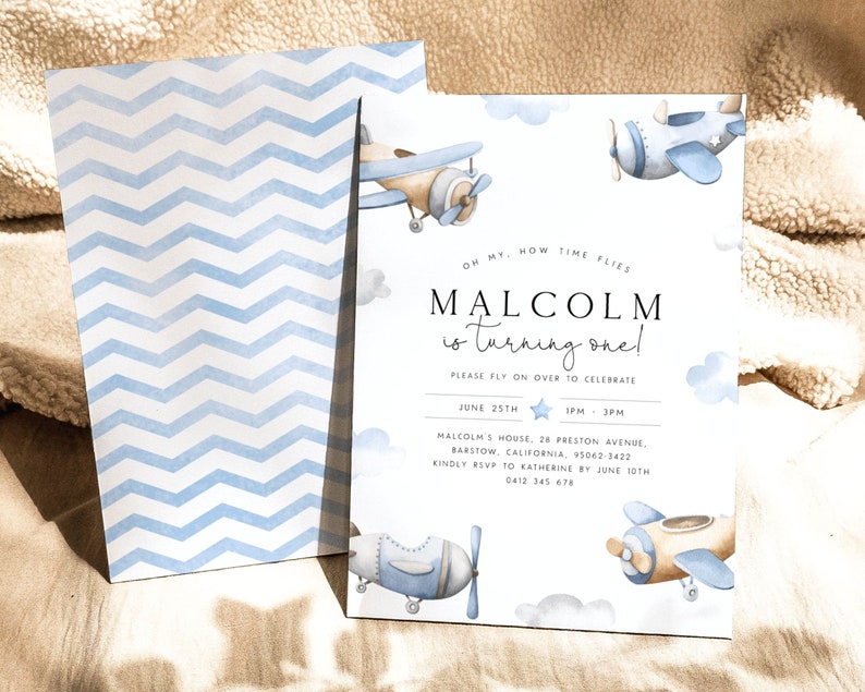 Pu&ograve; includere: Un invito a una festa di compleanno per un primo compleanno con un motivo a chevron blu e bianco. L'invito presenta il testo "Oh my, how time flies. Malcolm is turning one!" e un'illustrazione di un aereo blu. L'invito include anche la data, l'ora e il luogo della festa.