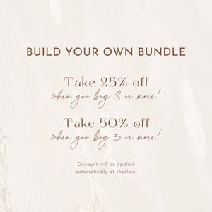 Op de afbeelding: Tekst op een witte achtergrond met een kant-overlay. De tekst luidt "BUILD YOUR OWN BUNDLE" en bevat twee kortingsaanbiedingen: "Take 25% off when you buy 3 or more!" en "Take 50% off when you buy 5 or more!" De tekst luidt ook "Discount will be applied automatically at checkout."