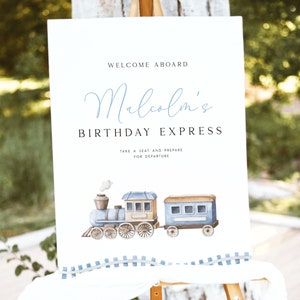 Peut inclure: Bienvenue &agrave; bord de l'Express d'anniversaire de Malcolm. Prenez place et pr&eacute;parez-vous au d&eacute;part. Un train bleu et marron avec de la fum&eacute;e blanche sortant de la chemin&eacute;e sur un fond blanc avec un motif &agrave; carreaux bleu et blanc en bas.