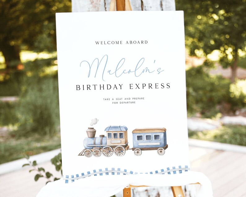Peut inclure: Bienvenue &agrave; bord de l'Express d'anniversaire de Malcolm. Prenez place et pr&eacute;parez-vous au d&eacute;part. Un train bleu et marron avec de la fum&eacute;e blanche sortant de la chemin&eacute;e sur un fond blanc avec un motif &agrave; carreaux bleu et blanc en bas.