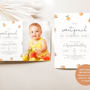 Op de afbeelding: Een uitnodiging voor een eerste verjaardag met een perzikthema en een foto van een babymeisje. De uitnodiging heeft een perzikkleurige achtergrond met de tekst "Our Sweet Peach is Turning One!" en "Lily's First Birthday".