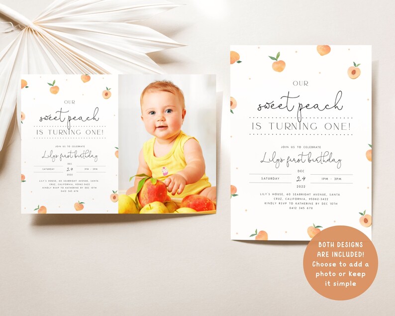Op de afbeelding: Een uitnodiging voor een eerste verjaardag met een perzikthema en een foto van een babymeisje. De uitnodiging heeft een perzikkleurige achtergrond met de tekst "Our Sweet Peach is Turning One!" en "Lily's First Birthday".
