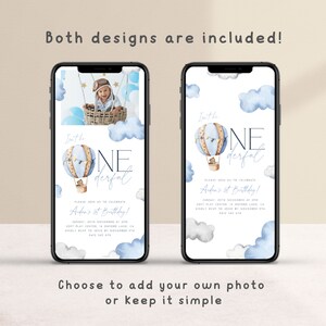 Op de afbeelding: Twee digitale telefoon schermmocups die een blauwe en witte aquarel luchtballon verjaardagsinvitation laten zien met de tekst "I'm the one-derful" en "Auden's 1st Birthday!" De eerste mockup bevat een foto van een baby in een luchtballon. De tweede mockup is een simpel ontwerp zonder foto.