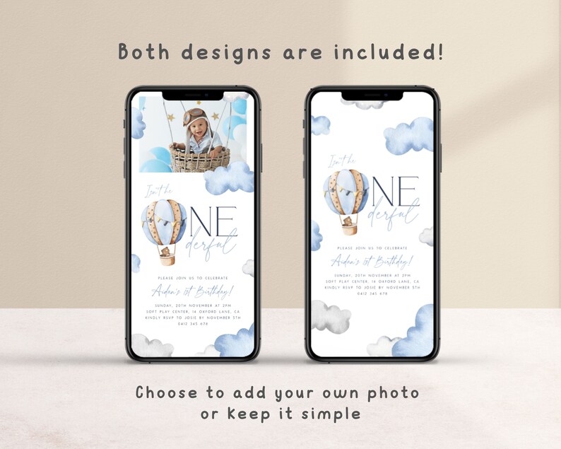 Op de afbeelding: Twee digitale telefoon schermmocups die een blauwe en witte aquarel luchtballon verjaardagsinvitation laten zien met de tekst "I'm the one-derful" en "Auden's 1st Birthday!" De eerste mockup bevat een foto van een baby in een luchtballon. De tweede mockup is een simpel ontwerp zonder foto.
