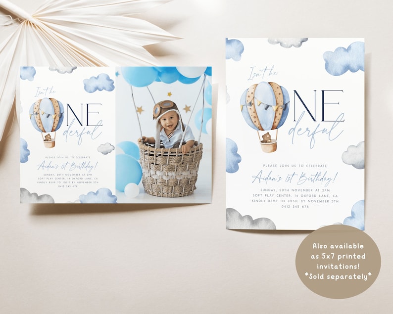 Op de afbeelding: Een blauwe en bruine luchtballon met een teddybeer erin, omringd door witte wolken. De tekst "Isn't he one-derful" is in zwart en wit geschreven. De tekst "Aidan's 1st Birthday!" is in paars geschreven. De uitnodiging is voor een eerste verjaardag.