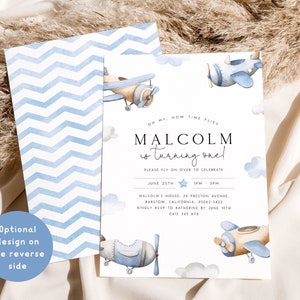 Pu&ograve; includere: Un invito a una festa su sfondo bianco con un motivo a chevron blu e bianco. L'invito dice "Oh, come vola il tempo. Malcolm compie un anno!" con una grafica di aereo blu. L'invito include i dettagli per una festa di compleanno, tra cui la data, l'ora e il luogo.