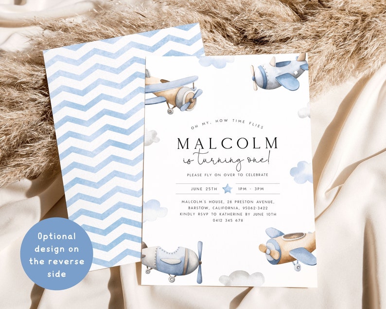 Pu&ograve; includere: Un invito a una festa su sfondo bianco con un motivo a chevron blu e bianco. L'invito dice "Oh, come vola il tempo. Malcolm compie un anno!" con una grafica di aereo blu. L'invito include i dettagli per una festa di compleanno, tra cui la data, l'ora e il luogo.