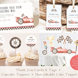 K&ouml;nnte beinhalten: Ein Set druckbarer Partydekorationen f&uuml;r eine erste Geburtstagsparty mit einem Rennwagen-Thema. Das Set beinhaltet Dankeskarten, Geschenkanh&auml;nger, Cupcake-Topper und einen nicht bearbeitbaren Tortenaufsatz. Die Dekorationen zeigen ein rotes Rennauto, karierte Flaggen und eine Troph&auml;e.