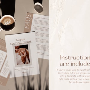 Op de afbeelding: Een gids voor het bewerken van sjablonen met de handen van een stel dat een ring vasthoudt. De gids ligt op een beige oppervlak met een kopje koffie en een schaduw. De tekst "Template Editing Guide" staat in bruine letters op een witte achtergrond. De tekst "Instructions are included" staat in bruine letters op een beige achtergrond. De tekst "If you've never used Templett before, don't worry! All of our designs come with a Template Editing Guide to help make editing your template a fun and easy experience." staat in bruine letters op een beige achtergrond.