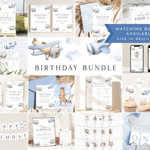 Pu&ograve; includere: Un set di festa di compleanno stampabile con un tema di aereo blu e bianco. Il set include inviti, biglietti di ringraziamento, etichette per il cibo, uno striscione, una capsula del tempo e decorazioni per cupcake. Il testo "Malcolm's First Year" e "Happy Birthday" sono inclusi nel design.
