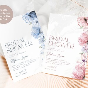 Op de afbeelding: Twee printbare bruiloft-invitational met aquarel-bloemmotieven. De blauwe uitnodiging heeft blauwe bloemen en de roze uitnodiging heeft roze bloemen. Beide uitnodigingen hebben de tekst "Bridal Shower" en de tekst "Sluit je aan bij ons om de aanstaande bruid te vieren" gevolgd door de naam van de bruid, datum, tijd, locatie, RSVP-informatie en registratie-informatie.