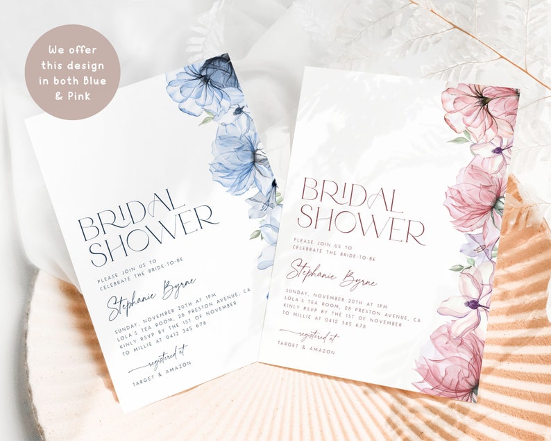 Op de afbeelding: Twee printbare bruiloft-invitational met aquarel-bloemmotieven. De blauwe uitnodiging heeft blauwe bloemen en de roze uitnodiging heeft roze bloemen. Beide uitnodigingen hebben de tekst "Bridal Shower" en de tekst "Sluit je aan bij ons om de aanstaande bruid te vieren" gevolgd door de naam van de bruid, datum, tijd, locatie, RSVP-informatie en registratie-informatie.