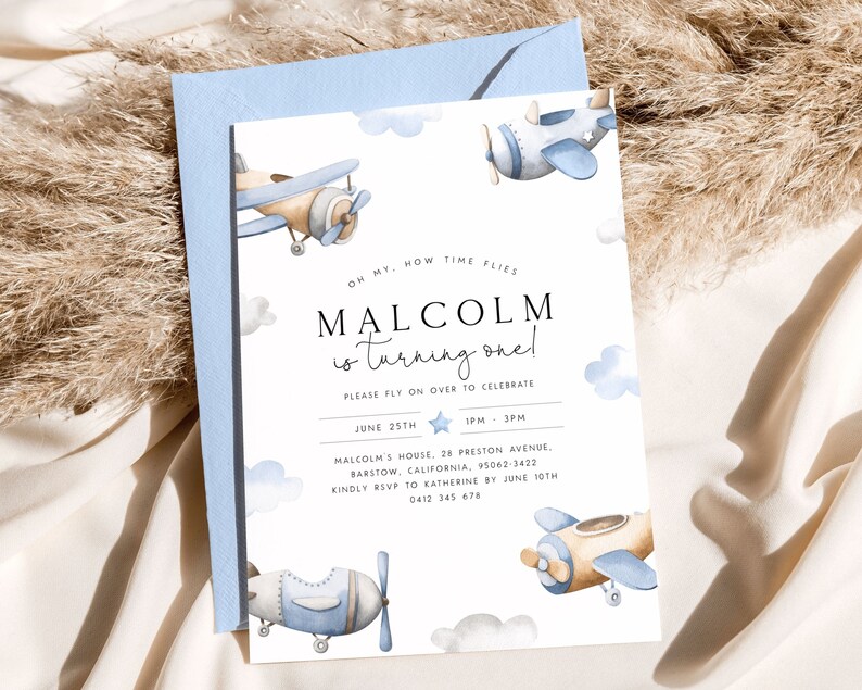 Pu&ograve; includere: Invito a una festa di primo compleanno a tema aereo blu e bianco con il testo "Oh my, how time flies. Malcolm is turning one! Please fly on over to celebrate. June 25th, 1PM - 3PM. Malcolm's House, 28 Preston Avenue, Barstow, California, 95062-3422. Kindly RSVP to Katherine by June 10th. 0412 345 678."