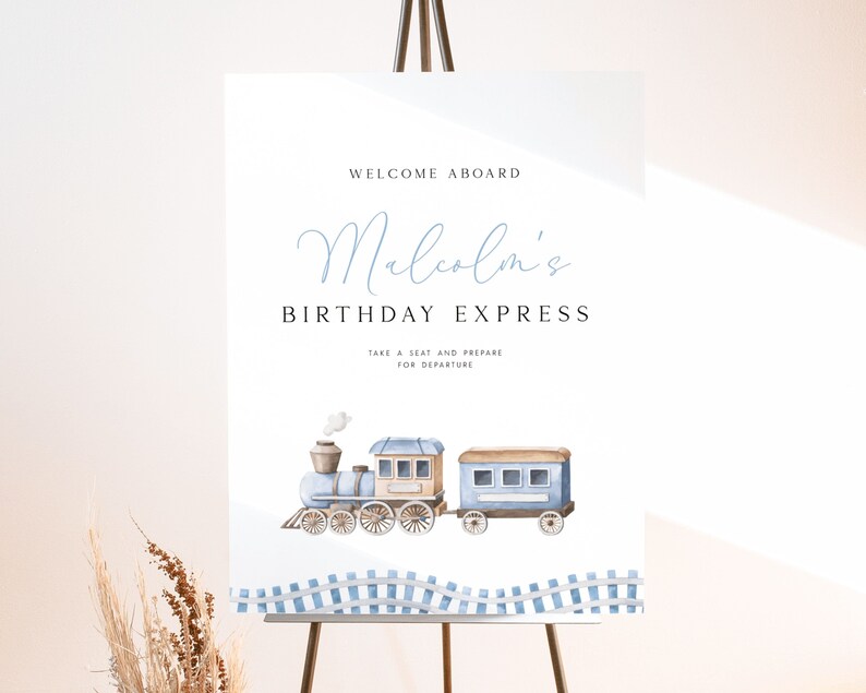 Peut inclure: Une pancarte d'accueil blanche avec du texte bleu qui dit "Bienvenue &agrave; bord de l'Express d'anniversaire de Malcolm. Prenez place et pr&eacute;parez-vous au d&eacute;part."  Une illustration aquarelle d'un train bleu et brun avec de la fum&eacute;e blanche se trouve sous le texte. Le train est sur une voie ferr&eacute;e &agrave; carreaux bleus et blancs.