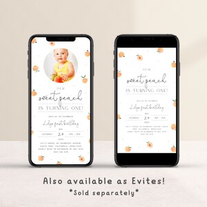 Op de afbeelding: Een uitnodiging voor een eerste verjaardag met een perzikthema en een foto van een babymeisje. De uitnodiging is ontworpen om eruit te zien als een telefoonscherm en bevat de tekst "Onze lieve perzik wordt &eacute;&eacute;n!" en details over het feest.