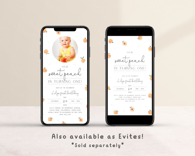 Op de afbeelding: Een uitnodiging voor een eerste verjaardag met een perzikthema en een foto van een babymeisje. De uitnodiging is ontworpen om eruit te zien als een telefoonscherm en bevat de tekst "Onze lieve perzik wordt &eacute;&eacute;n!" en details over het feest.