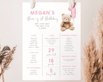 Puede incluir: Un cartel de fiesta de primer cumpleaños imprimible en rosa y blanco para una niña llamada Megan. El cartel presenta un osito de peluche sosteniendo un globo rosa e incluye detalles sobre la edad, el peso, la altura y las cosas favoritas del bebé. El cartel dice "Megan's Bear-y 1st Birthday" e incluye la fecha, la hora, el peso, la altura, los alimentos favoritos, el libro favorito, los juguetes favoritos y las cosas que al bebé le encanta hacer y puede decir.