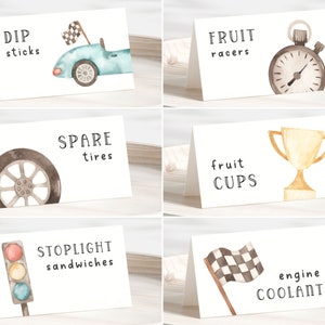 Modèle 2e anniversaire d'étiquettes de nourriture de voiture de course rapide. Étiquettes alimentaires modifiables pour le deuxième anniversaire des voitures de course vintage, marque-places imprimables pour tente BC2 R7
