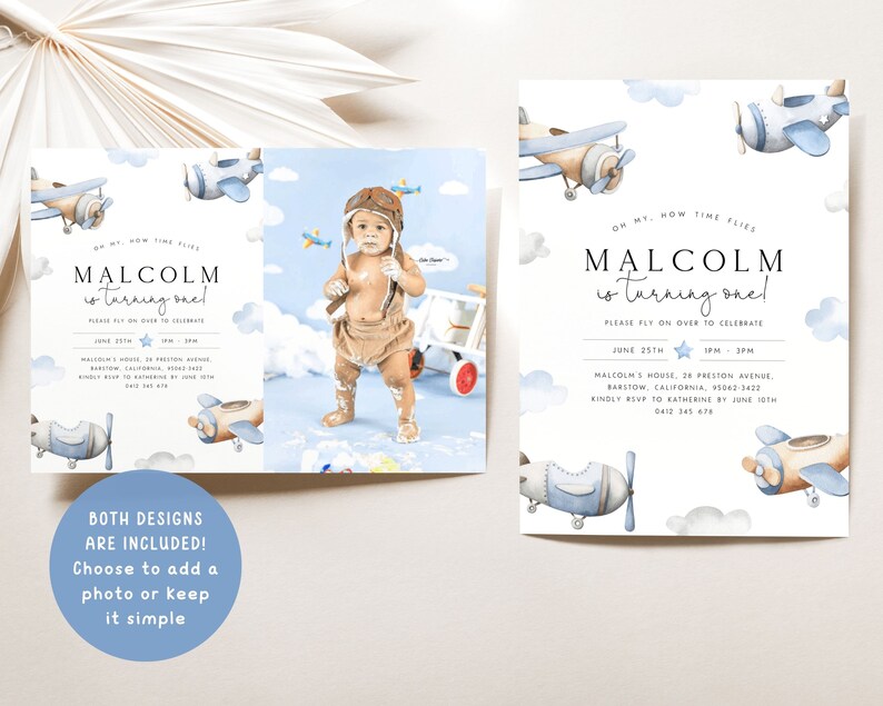 Pu&ograve; includere: Due inviti per la festa di primo compleanno a tema aereo, in blu e bianco. Un invito presenta una foto di un bambino in costume da pilota. Il testo dell'invito recita "Malcolm compie un anno!" e include la data, l'ora e il luogo della festa. L'altro invito presenta un'illustrazione ad acquerello di aerei e nuvole. Il testo dell'invito recita "Malcolm compie un anno!" e include la data, l'ora e il luogo della festa.
