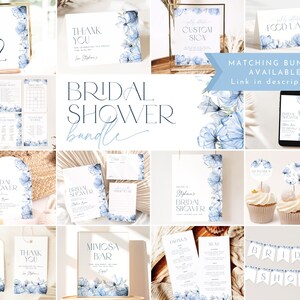 Op de afbeelding: Een verzameling printbare bruidsdouchedecoraties met een blauw aquarelbloemendesign. De set bevat uitnodigingen, bedankkaartjes, voedseletiketten, een mimosa-barbord, een bruidsdouchebanner en meer.