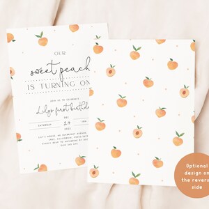 Op de afbeelding: Een uitnodiging voor een eerste verjaardag met een perzikthema en een achtergrond met een perzikpatroon. De tekst luidt "Onze lieve perzik wordt 1 jaar, Zaterdag 24 december 2022, 13:00 uur".