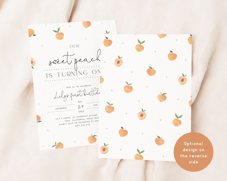 Op de afbeelding: Een uitnodiging voor een eerste verjaardag met een perzikthema en een achtergrond met een perzikpatroon. De tekst luidt "Onze lieve perzik wordt 1 jaar, Zaterdag 24 december 2022, 13:00 uur".